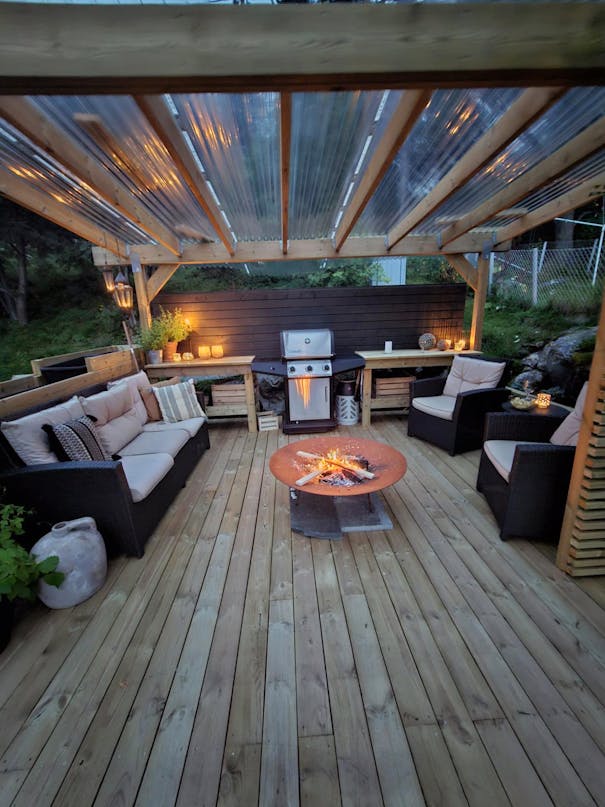 Overdækket terrasse med lounge og udekøkken Overdækket terrasse med lounge og udekøkken